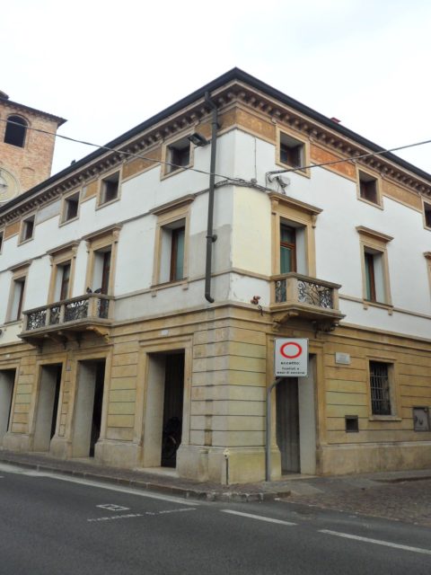 facciata di palazzo da ristruururare con affreschi b